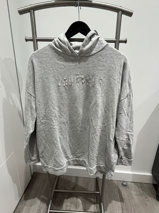 Sudadera gris con texto bordado