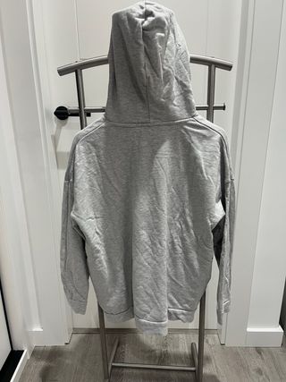 Sudadera gris con texto bordado