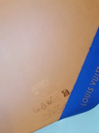 Busta, scatola, nastro e cartellino Louis Vuitton