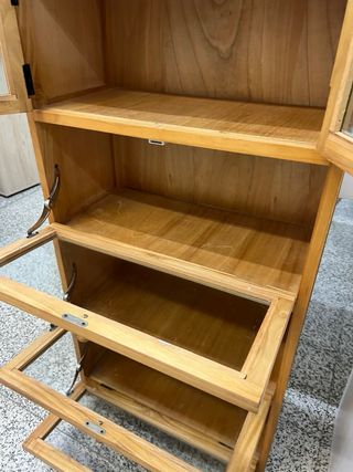 Mueble de madera con puertas de cristal