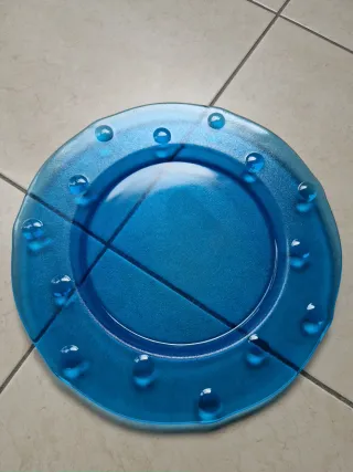 Due piatti da portata in vetro blu