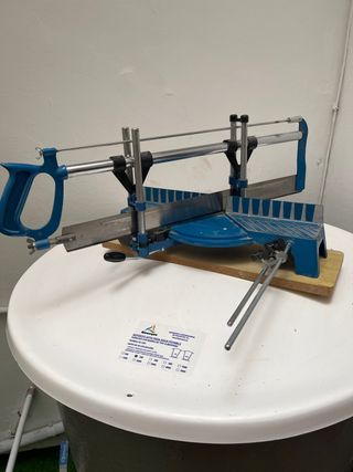 URGE VENTA. Sierra ingletadora con base de metal.