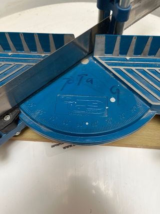 URGE VENTA. Sierra ingletadora con base de metal.