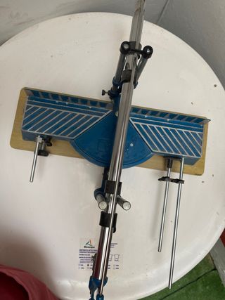 URGE VENTA. Sierra ingletadora con base de metal.