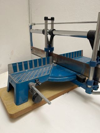 URGE VENTA. Sierra ingletadora con base de metal.