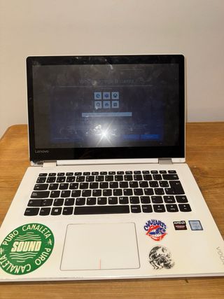 Lenovo Yoga Blanco con pegatinas