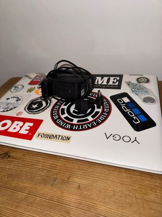 Lenovo Yoga Blanco con pegatinas