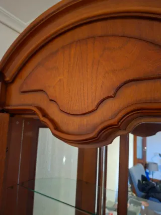 Vitrina de madera con puertas de cristal