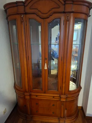 Vitrina de madera con puertas de cristal