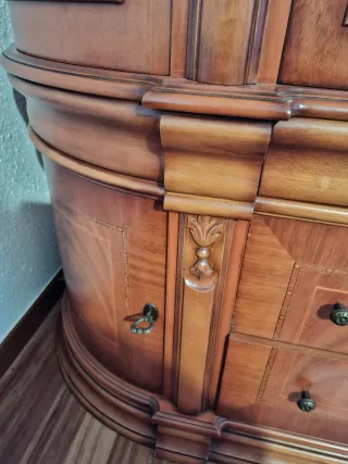 Vitrina de madera con puertas de cristal