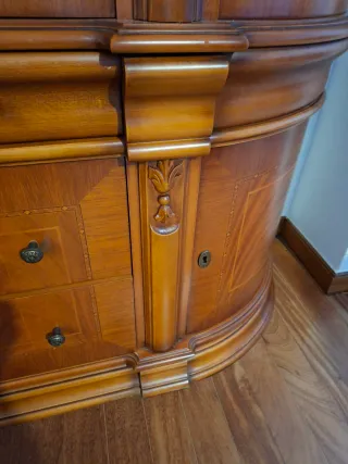 Vitrina de madera con puertas de cristal