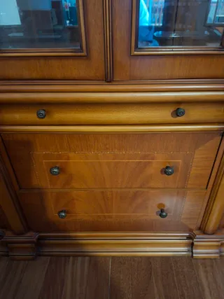 Vitrina de madera con puertas de cristal