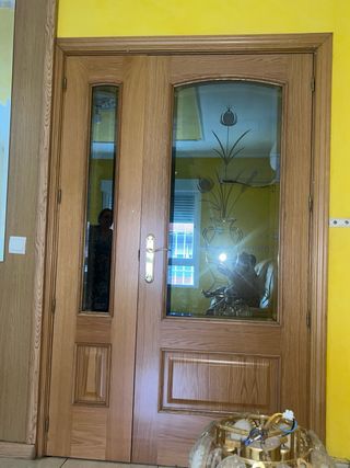 Puerta de salón con cristal decorado