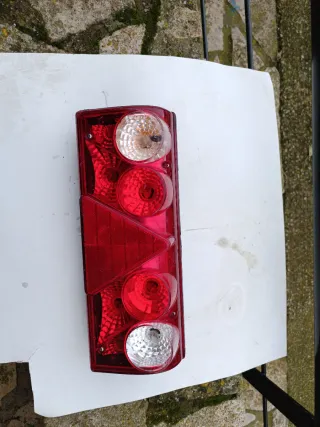 Faro trasero camión