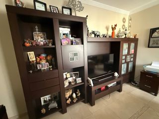 Mueble de televisión con estantería y vitrina