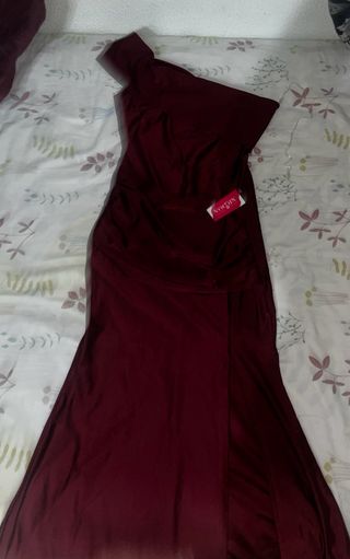 Vestido largo burdeos con abertura