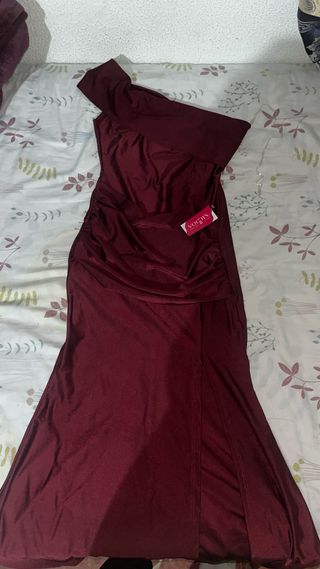 Vestido largo burdeos con abertura