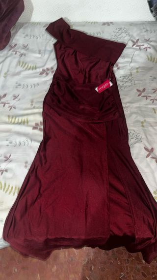 Vestido largo burdeos con abertura