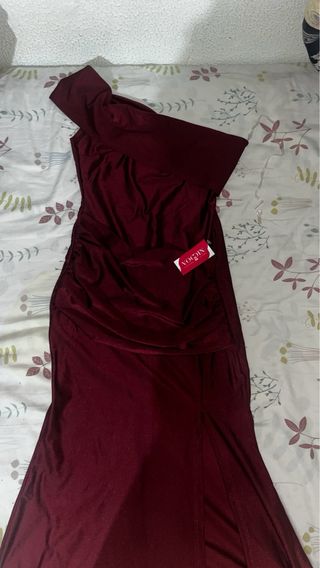 Vestido largo burdeos con abertura