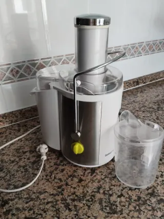 Licuadora blanca y plateada