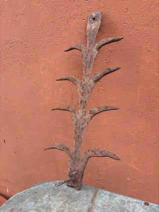 Antigua reja de fundición decorativa