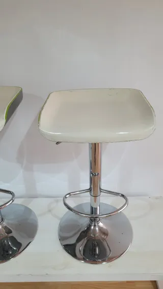 Taburetes de Barra Plateados y Blancos