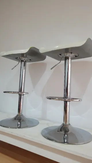 Taburetes de Barra Plateados y Blancos