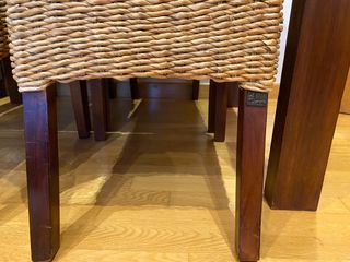 Mesa comedor Banak, con 4 sillas.