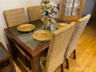 Mesa comedor Banak, con 4 sillas.