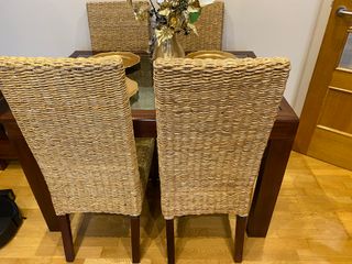 Mesa comedor Banak, con 4 sillas.