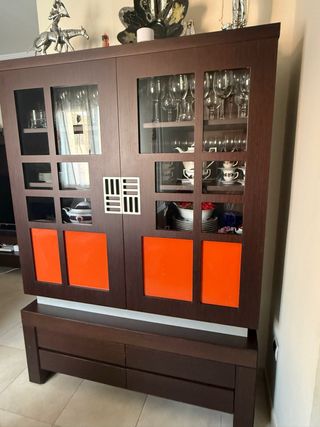 Vitrina de madera con detalles naranjas