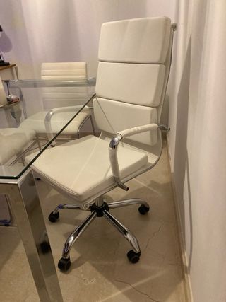 Silla de oficina blanca y metal