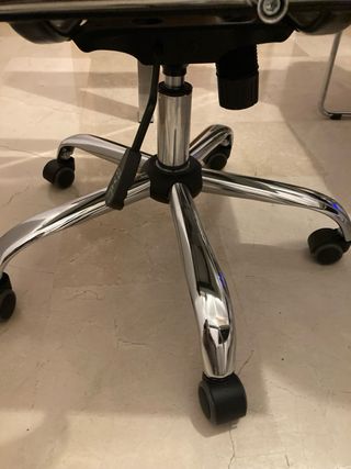 Silla de oficina blanca y metal