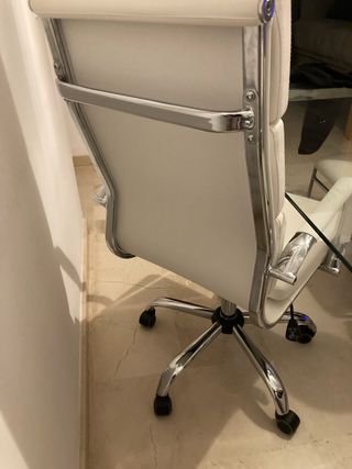 Silla de oficina blanca y metal