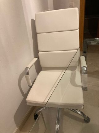 Silla de oficina blanca y metal
