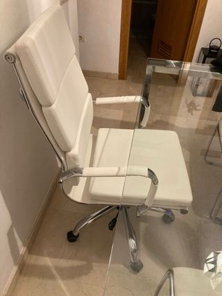 Silla de oficina blanca y metal
