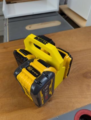 Soporte Porta 4 Baterías DeWALT 18V