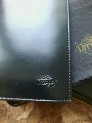 Cartera Lottusse Cuero Negra Interior Afelpado