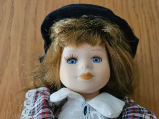 Muñeca de porcelana antigua