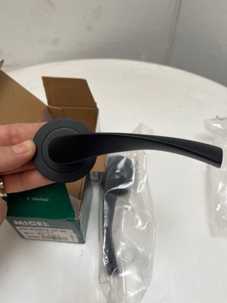 Manivelas de puerta negras