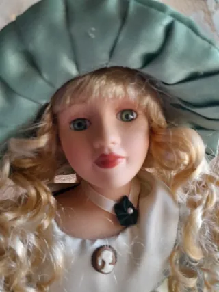 Bambola vintage con cappello verde