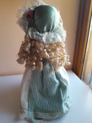 Bambola vintage con cappello verde