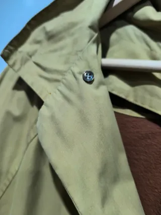 Gabardina caballero color mostaza mate