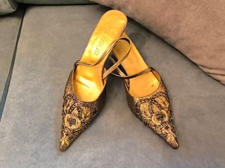 Zapatos de salón dorados Menbur con pedrería