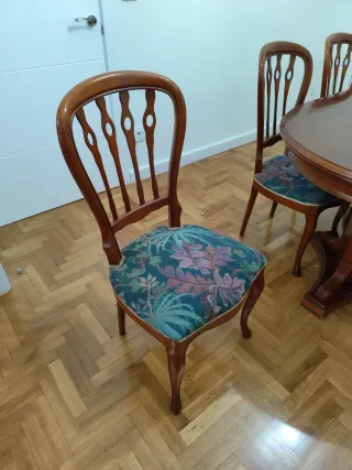 Mesa de comedor de madera