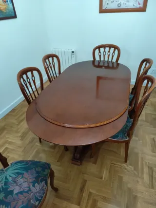 Mesa de comedor de madera