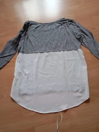 Camiseta Bershka gris y blanca