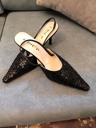 Zapatos de salón negros con pedrería