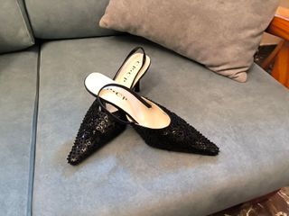 Zapatos de salón negros con pedrería