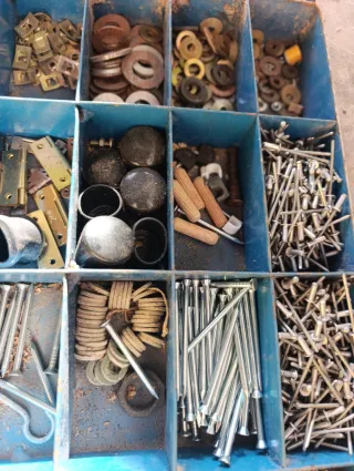 Caja de herramientas con tornillos, tuercas y más